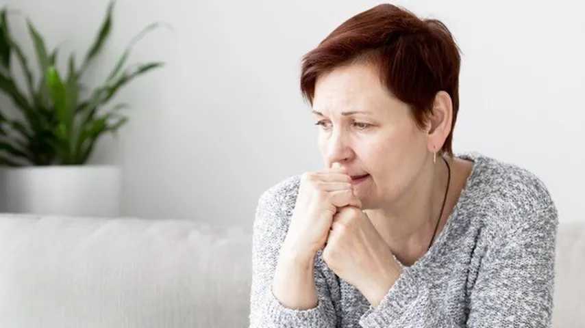 Mujer preocupada con la mirada pérdida. (Foto: Freepik)