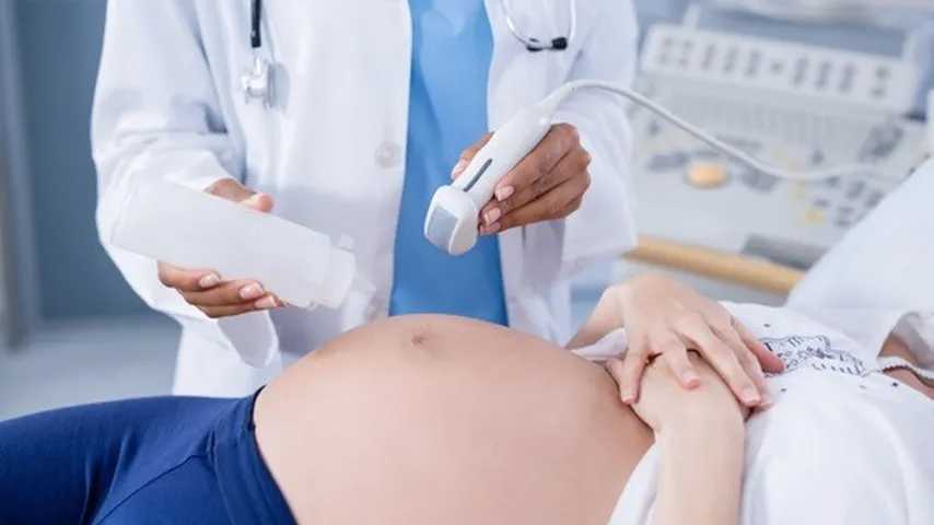 Mujer embarazada en la consulta de un ginecóloga. (Foto: Freepik)