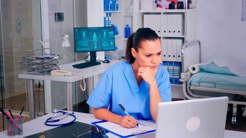 Doctora analizando pruebas realizadas a un paciente. (Foto: Freepik)